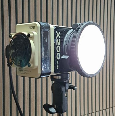 輕量 手持 ZHIYUN 智雲 200W MOL0US X200 RGB COMBO 套裝版 含：手持V掛供電套件 + 60cm 柔光箱